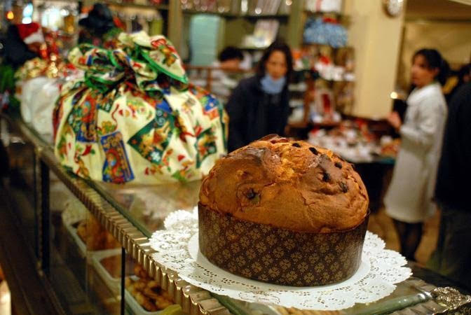 MARCHESI -  Non poteva mancare nella top ten un nome che fatto la storia di Milano: la storica pasticceria Marchesi. Qui potete trovare uno dei panettoni migliori di tutta Milano non solo nel periodo natalizio, ma tutto l'anno. Basso, morbido e fragrante. Confezionato a mano e venduto a peso.  Marchesi - via Santa Maria alla Porta, 11 Milano