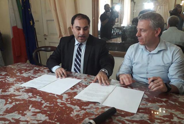 Il sindaco di Taranto Rinaldo Melucci e il responsabile Ingegneria e Progettazione di Open Fiber Fabrizio Gradassi alla firma della convenzione propedeutica all’avvio del cablaggio di 63mila unità immobiliari in modalità Fiber To The Home (FTTH). Il sindaco di Taranto Rinaldo Melucci e il responsabile Ingegneria e Progettazione di Open Fiber Fabrizio Gradassi alla firma della convenzione propedeutica all’avvio del cablaggio di 63mila unità immobiliari in modalità Fiber To The Home (FTTH).