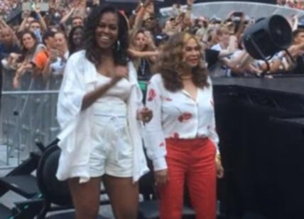 Michelle Obama scatenata (in shorts) al concerto di Beyoncé