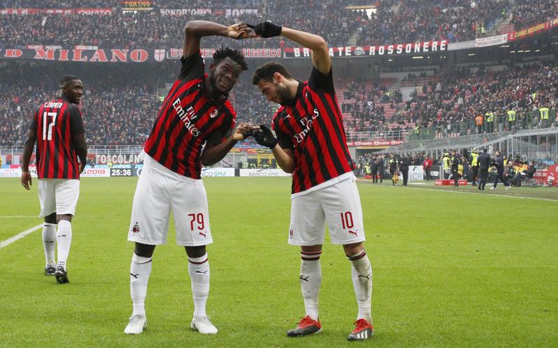 Kessie e Calhanoglu festeggiano con la 'Fusione' di Dragon Ball (foto Lapresse) Kessie e Calhanoglu festeggiano con la 'Fusione' di Dragon Ball (foto Lapresse)