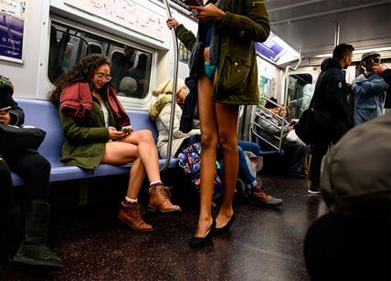 New York, in metropolitana senza pantaloni per l'annuale No Pants Subway Ride