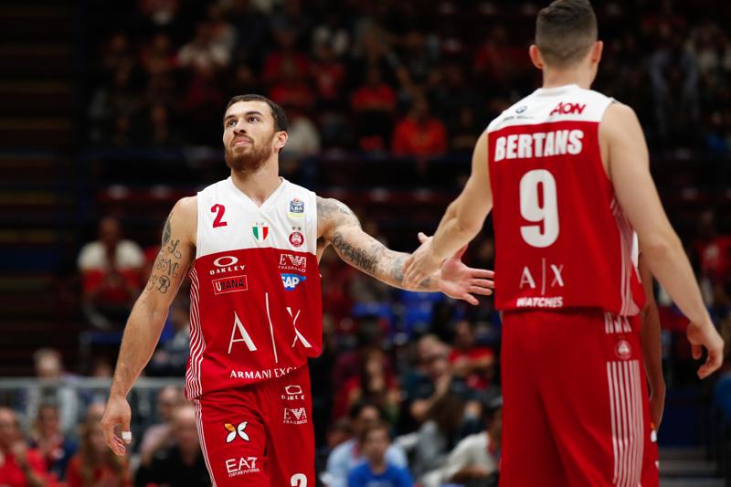 Mike James e Dairis Bertans (foto Lapresse) Mike James e Dairis Bertans (foto Lapresse)