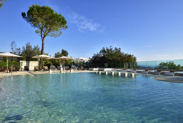 Una piscina all'aperto del Petriolo Una Spa Resort, 5 stelle con calde acque termali a mezz'ora da Siena. Una piscina all'aperto del Petriolo Una Spa Resort, 5 stelle con calde acque termali a mezz'ora da Siena.