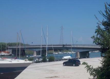 Ponte della Scafa, stop della Capitaneria di Porto: zona vietata alle barche