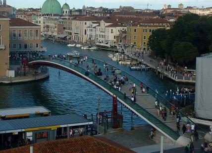 Venezia, troppi scivoloni sul ponte di Calatrava: via i gradini in vetro