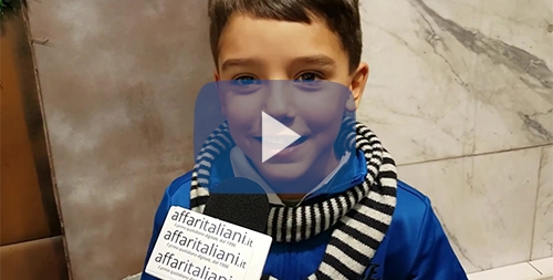 Poste Italiane consegna a Babbo Natale le letterine dei bambini video