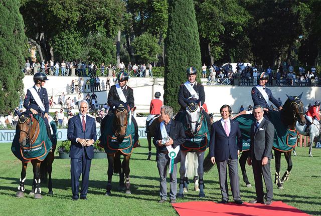 Carlo Messina, Consigliere Delegato e CEO di Intesa Sanpaolo, premia gli artefici della vittoria italiana alla Coppa delle Nazioni Luca Marziani con Tokyo du Soleil, Giulia Martinengo Marquet con Verdine SZ, Emanuele Gaudiano con Caspar 232 e Bruno Chimirri con Tower Mouche. Carlo Messina, Consigliere Delegato e CEO di Intesa Sanpaolo, premia gli artefici della vittoria italiana alla Coppa delle Nazioni Luca Marziani con Tokyo du Soleil, Giulia Martinengo Marquet con Verdine SZ, Emanuele Gaudiano con Caspar 232 e Bruno Chimirri con Tower Mouche.