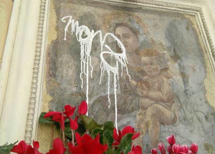 Roma, imbratta la Madonnina di Trastevere. Pizzicato “Marz”, il writer vandalo