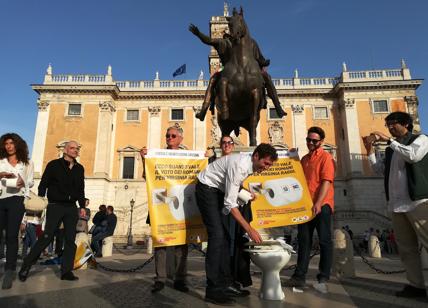 Atac, Radicali in Campidoglio con carta igienica: “Vale come il referendum”