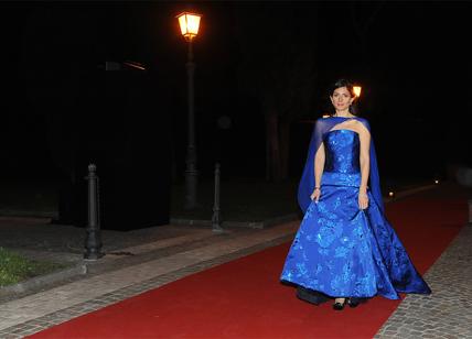 Virginia Raggi look: abito blu elettrico firmato Renato Balestra. FOTO