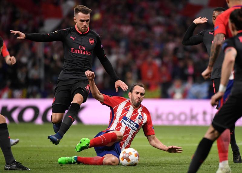 Aaron Ramsey e Diego Godin (foto Lapresse) Aaron Ramsey e Diego Godin (foto Lapresse)