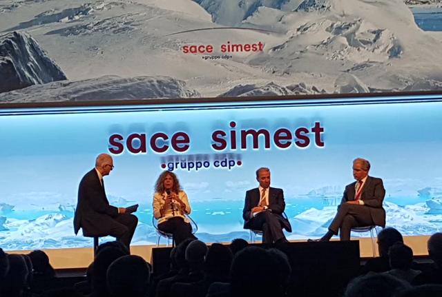 Un momento della presentazione del Rapporto Export di Sace Simest, con il presidente Eni Emma Marcegaglia, l'ad di Sace Alessandro Decio, il presidente di Maire Tecnimont Fabrizio Di Amato e il moderatore Daniele Manca. Un momento della presentazione del Rapporto Export di Sace Simest, con il presidente Eni Emma Marcegaglia, l'ad di Sace Alessandro Decio, il presidente di Maire Tecnimont Fabrizio Di Amato e il moderatore Daniele Manca.