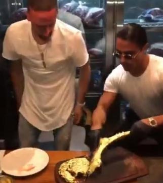 Ribery e la bistecca d'oro (da Instagram) Ribery e la bistecca d'oro (da Instagram)