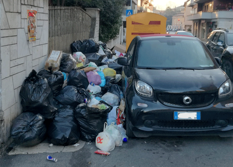 Roma fuori dall'emergenza rifiuti. Il video di Giro tra i cassonetti stracolmi