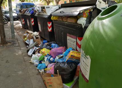 Roma, rifiuti in strada e caldo torrido: l'ecobomba è pronta ad esplodere