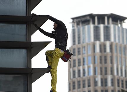 Manila, lo Spiderman Alain Robert scala la GT Tower