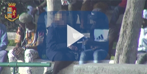 Salerno così la polizia ha smantellato la mafia gambiana video