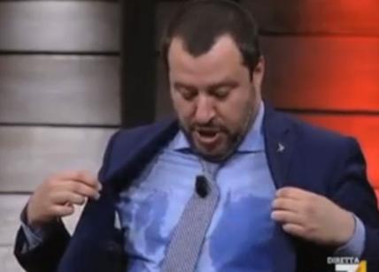 Matteo Salvini e la camicia fradicia da Floris: "Se mi vede l'Elisa...". VIDEO