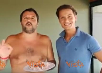 Salvini a torso nudo tra le pescherie elogia le aragoste di Manfredonia. VIDEO