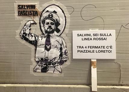 Milano, cartelli anti-Salvini al corteo: "Sei vicino a piazzale Loreto..."