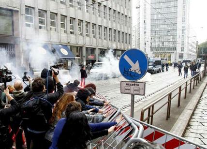 Salvini, quel manichino a testa in giù. La sinistra "complice" dei violenti?