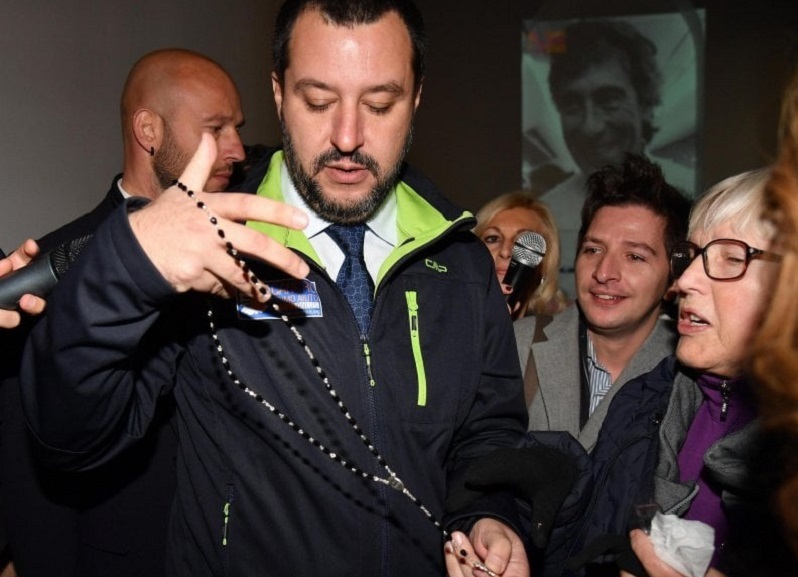 Italia Direzione Nord: Matteo Salvini riceve un rosario in regalo Italia Direzione Nord: Matteo Salvini riceve un rosario in regalo