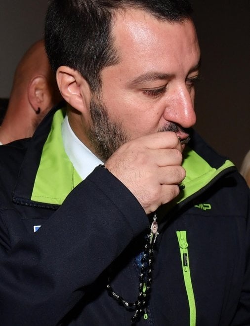 Italia Direzione Nord: Matteo Salvini riceve un rosario in regalo Italia Direzione Nord: Matteo Salvini riceve un rosario in regalo