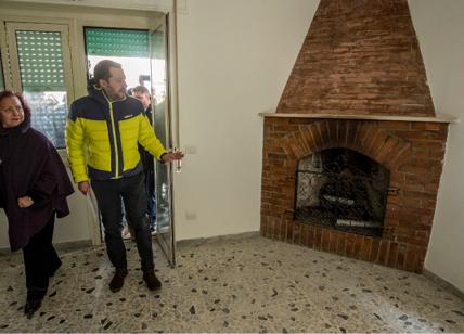 Salvini consegna villino confiscato a disabili. Fuori la contestazione