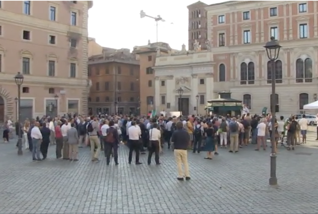La manifestazione Pd a Roma in Piazza San Silvestro contro il razzismo. Foto tratta da video Vista. La manifestazione Pd a Roma in Piazza San Silvestro contro il razzismo. Foto tratta da video Vista.
