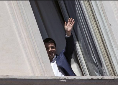 matteo renzi affacciato palazzo chigi