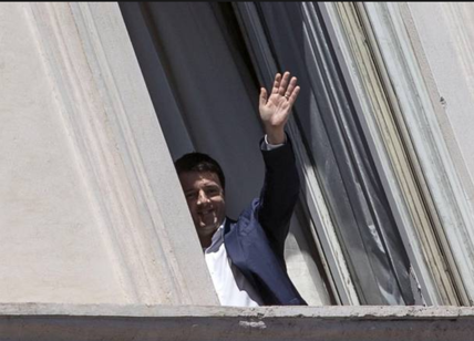 Quando Renzi si affacciava da Palazzo Chigi sfidando il protocollo