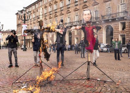 Sciopero scuola studenti bruciano fantocci Salvini e Di Maio