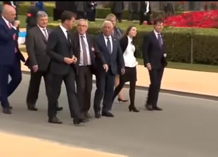 Juncker barcolla al vertice Nato. Meloni: "Era ubriaco". VIDEO