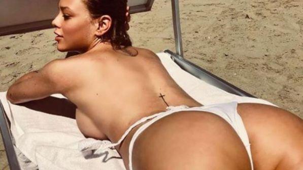 silvia provvedi lato b topless