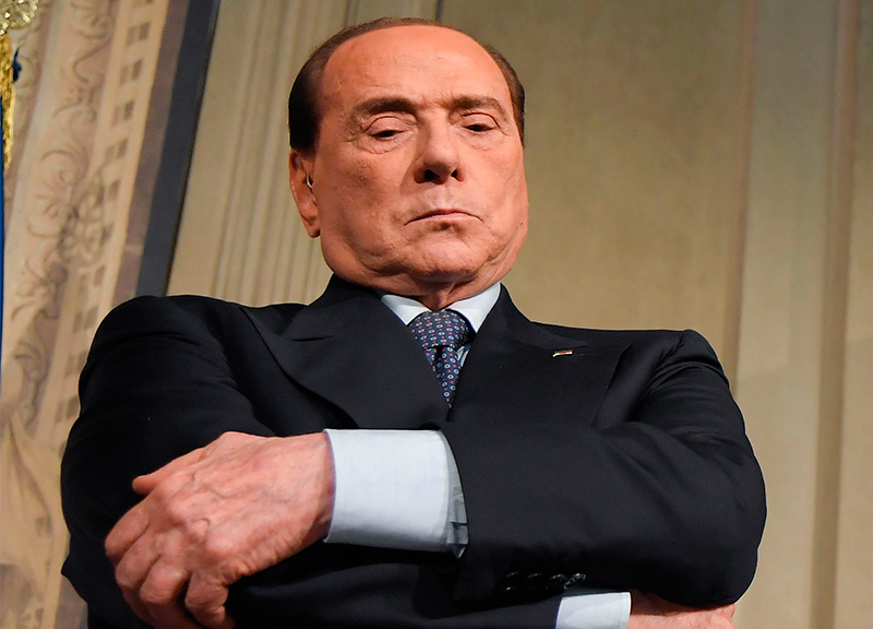 Silvio Berlusconi triste amareggiato sconfitto ape 2