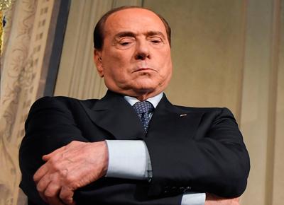 Silvio Berlusconi triste amareggiato sconfitto ape 2