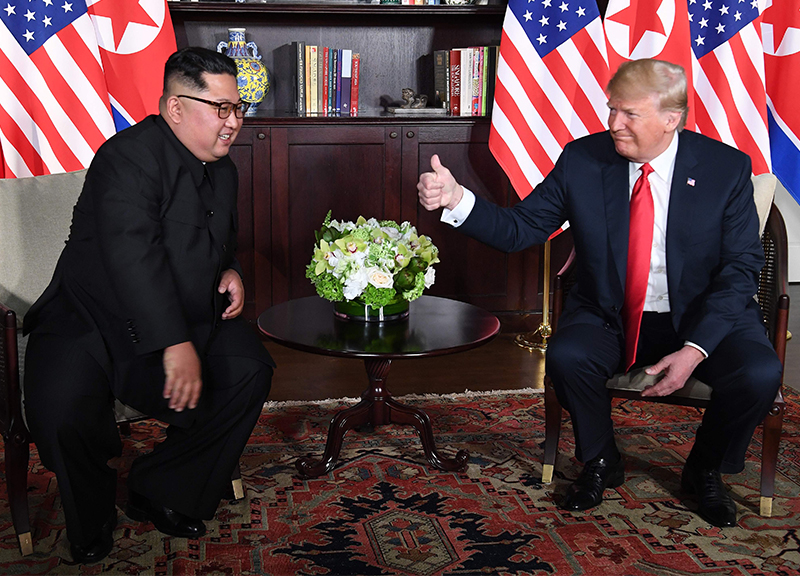 Singapore incontro Donald Trump Nord Corea Kim Jong un ape POLLICE APE