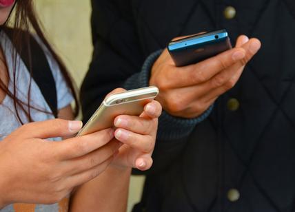 Uso e abuso dei social network: senza smartphone un giovane su due ha l’ansia