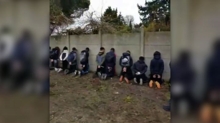 Studenti costretti in ginocchio dalla polizia in Francia