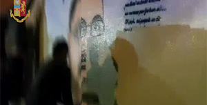 Tor Bella Monaca cancellati i murales dei boss video