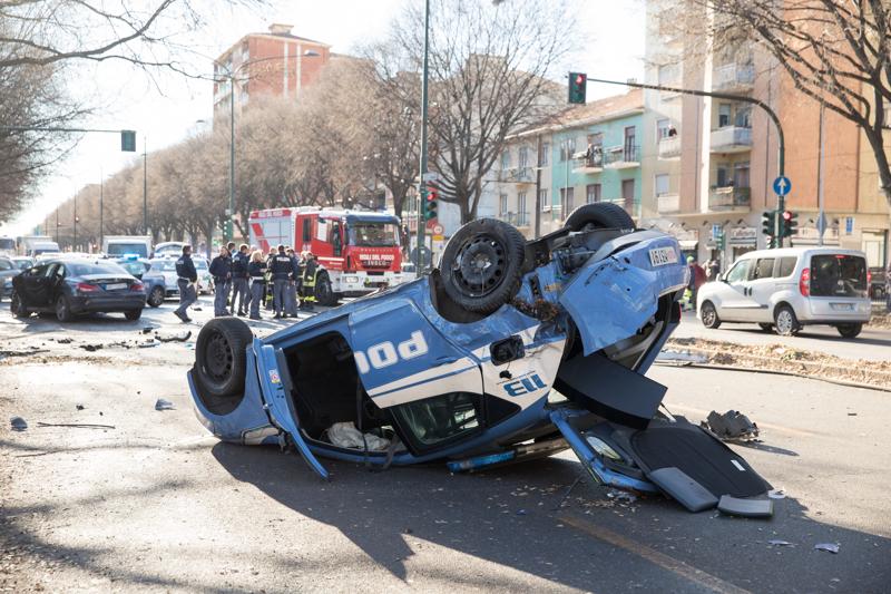 Torino, l’auto dei giocatori della Juve Primavera contro volante della polizia 1
