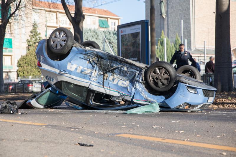 Torino auto dei giocatori della Juventus Primavera contro volante della polizia
