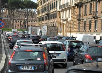 Roma, albero pericolante paralizza il Centro. Bus deviati e traffico in tilt