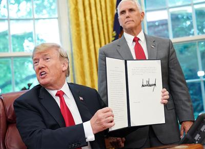 Trump firma ape Trump firma ape