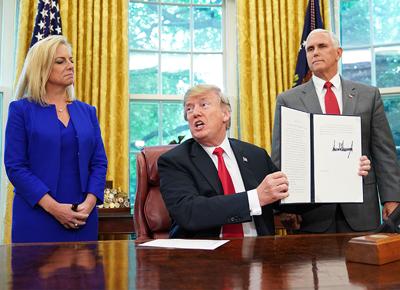Trump firma ape 3