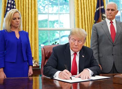Trump firma ape 4