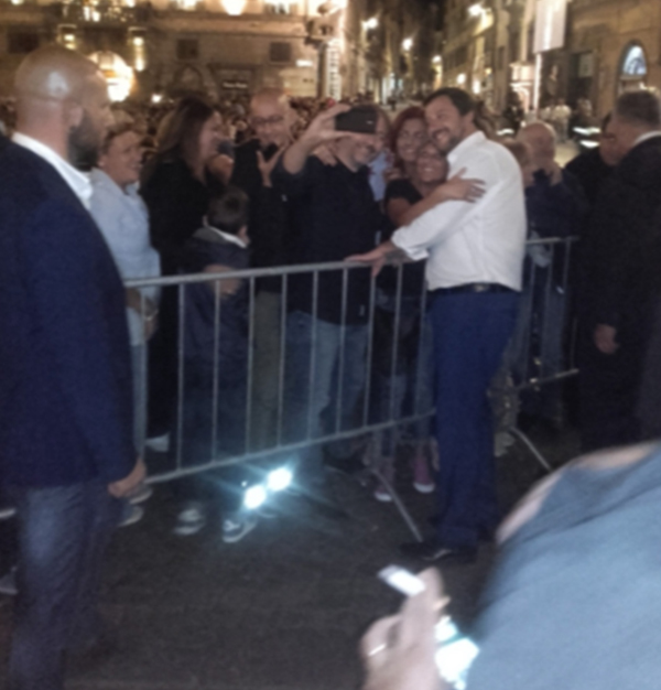 (Salvini in Piazza accolto da una folla in delirio) - Di Mirko Crocoli