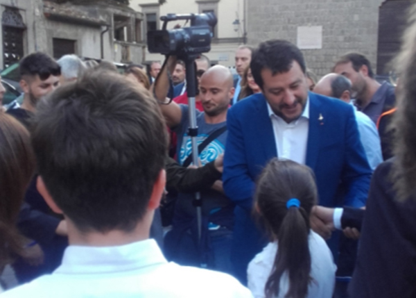(Salvini e una bambina curiosa) - Di Mirko Crocoli