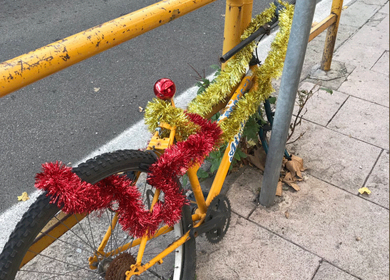 Natale con il degrado. In viale Marconi decorate buche e rifiuti