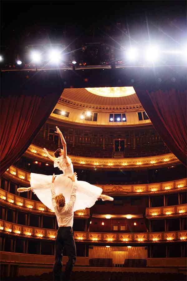 ©WienTourismus Peter Rigaud_Opera di Stato Wiener Staatsballett, Erste SolotänzerInnen, Maria Yakovleva und Kirill Kourlaev ©WienTourismus Peter Rigaud_Opera di Stato Wiener Staatsballett, Erste SolotänzerInnen, Maria Yakovleva und Kirill Kourlaev